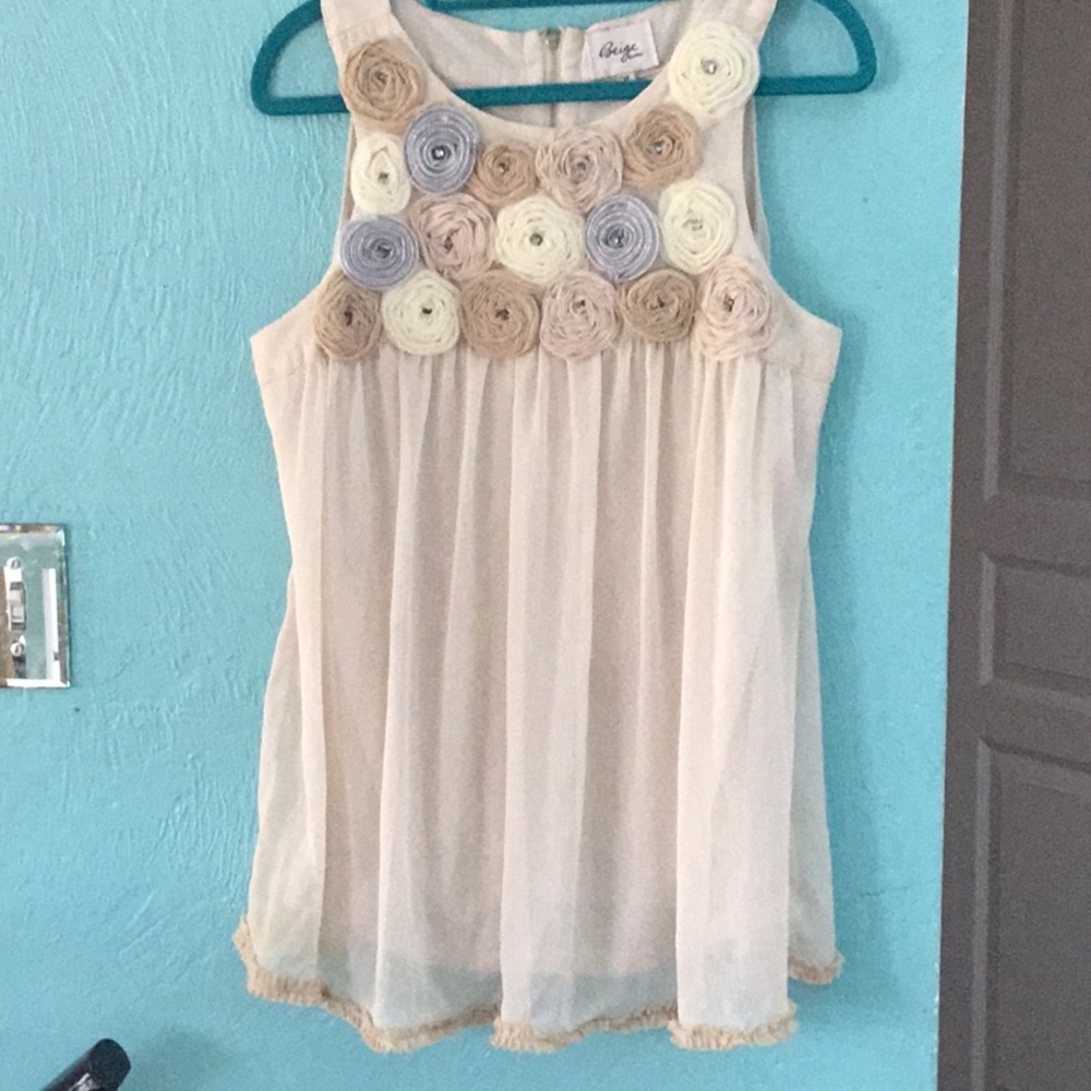 Sleeveless beige embossed blouse